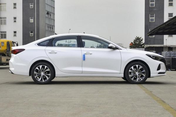 10萬預算，轎車、SUV、瓦罐選誰？3款代表車型對比，結果一目瞭然