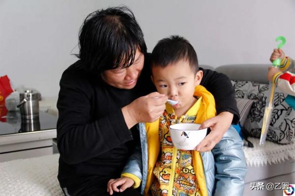 兩個孫子都是星星的孩子,兒媳離婚老伴患癌,奶奶含淚帶孫子求醫 兩個孫子都是星星的孩子,兒媳離婚老伴患癌,奶奶含淚帶孫子求醫