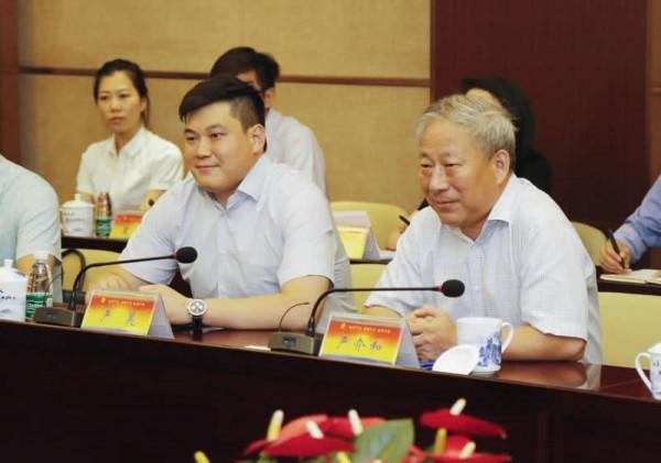 超生二胎改變命運！本是教書匠的他，被迫下海打拼出千億帝國