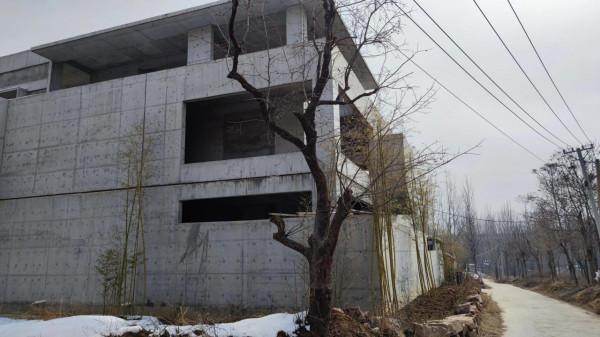 小山村發現有錢人豪宅