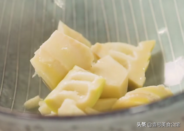 風味獨特的雞汁燴三筍,鮮嫩解饞,營養豐富,吃了一次還想吃 風味獨特的雞汁燴三筍,鮮嫩解饞,營養豐富,吃了一次還想吃