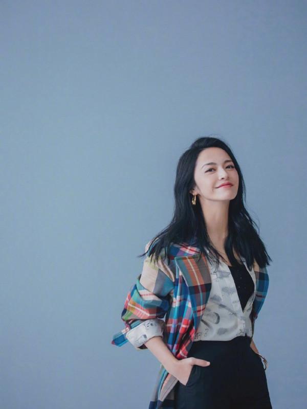 又被姚晨給驚豔到了,穿格子風衣配寶藍高跟鞋,優雅氣質不輸超模 又被姚晨給驚豔到了,穿格子風衣配寶藍高跟鞋,優雅氣質不輸超模