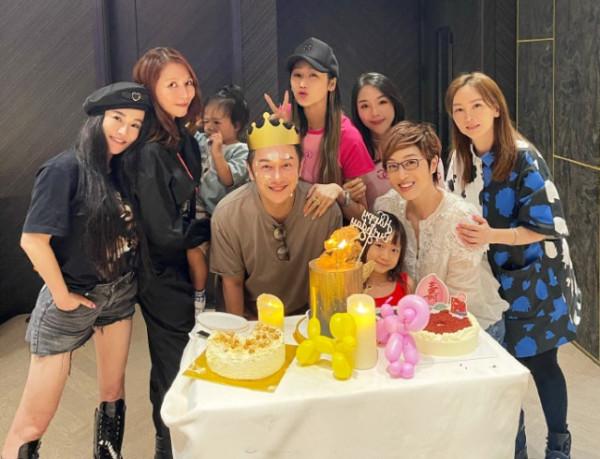 陳浩民慶祝52歲生日,一家六口幸福同框,蔡少芬冉瑩穎帶娃現身 陳浩民慶祝52歲生日,一家六口幸福同框,蔡少芬冉瑩穎帶娃現身