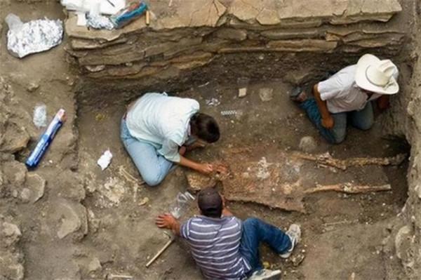 2003年，內蒙古出土一血紅棺材