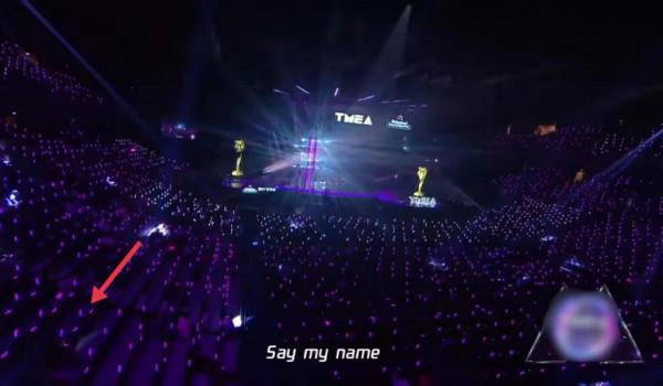 年末晚會變尷尬現場：座位插熒光棒充當觀眾，七大獎無人到場領取