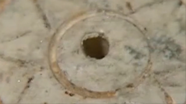 1985年小村莊挖出大型墓葬群，陪葬品價值連城，距今已經5300多年