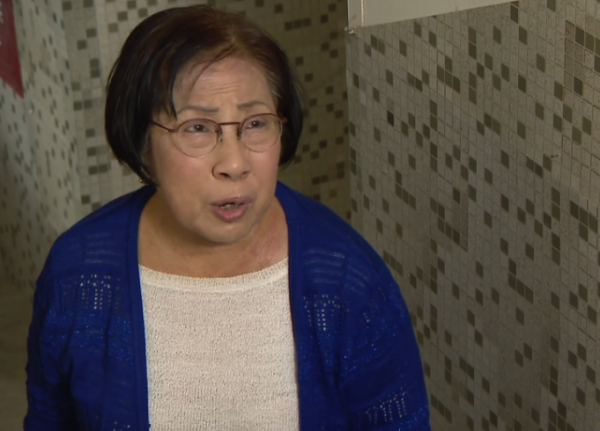 汪明荃夫婦參加同學聚會,羅家英與84歲老師合影,對方轉行當演員 汪明荃夫婦參加同學聚會,羅家英與84歲老師合影,對方轉行當演員