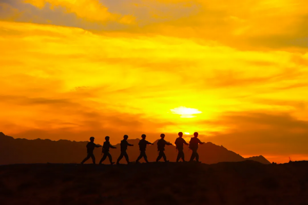 金秋塞外沙場，他們的剪影絕美