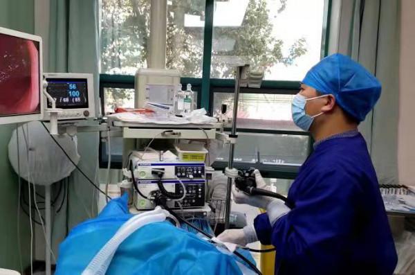 高齡老人意外查出胃早癌 醫生內鏡下成功切除病變專家提醒:七成以上早期胃癌無明顯症狀 高危人群要定期篩查 高齡老人意外查出胃早癌 醫生內鏡下成功切除病變專家提醒:七成以上早期胃癌無明顯症狀 高危人群要定期篩查