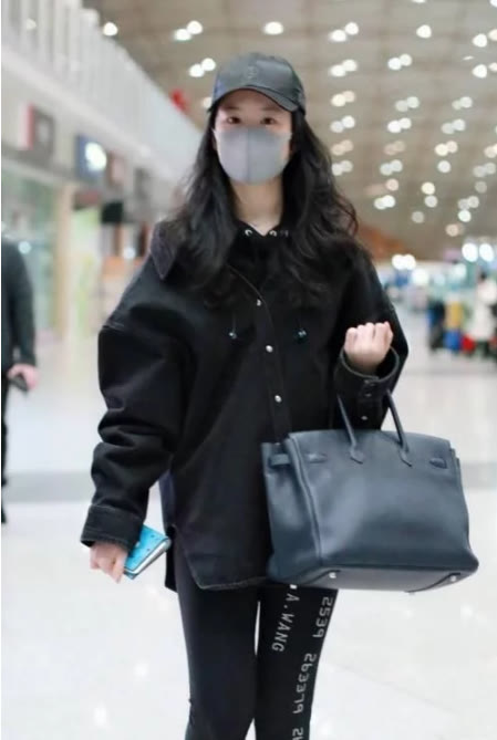 劉亦菲一身休閒裝扮明明挺美,卻被嘲身材臃腫,看完覺得太苛刻了 劉亦菲一身休閒裝扮明明挺美,卻被嘲身材臃腫,看完覺得太苛刻了