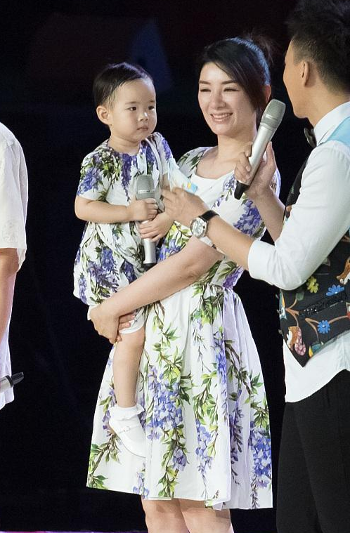 黃奕跟女兒小芊玲同臺，穿母女裝宛如小公主，遺傳了媽媽的高顏值