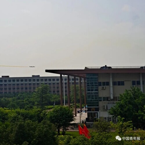 羨慕！這所高校太“凡爾賽”，抬頭就見殲-20