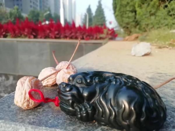 戈壁黑青和田玉