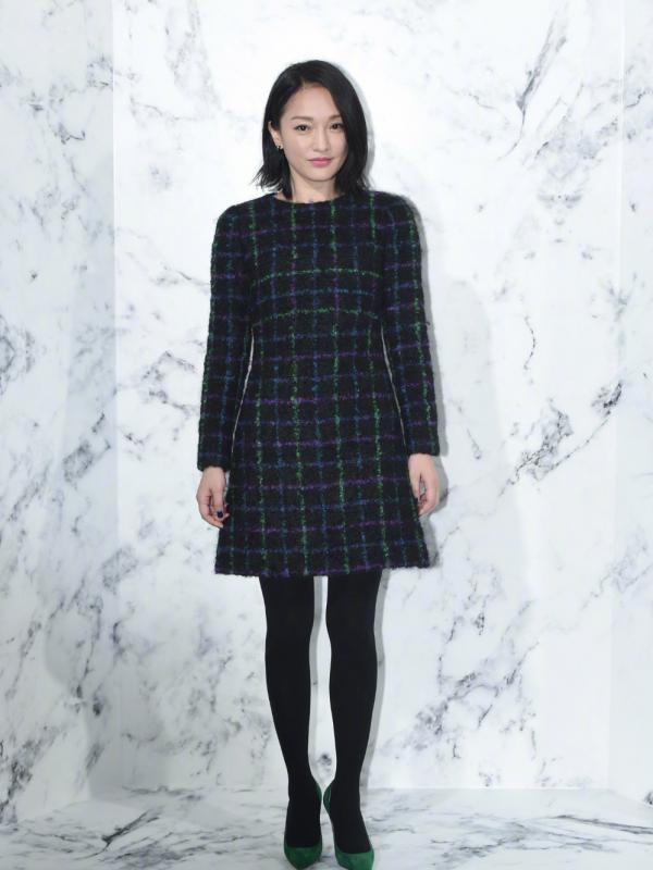 周迅隨便穿穿都有好氣質，一身黑色穿搭時髦高階，低調優雅