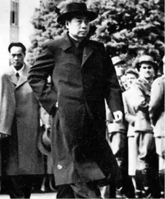 胡宗南挑了30多位酒量好的軍官，給周恩來灌酒，周恩來如何應對？