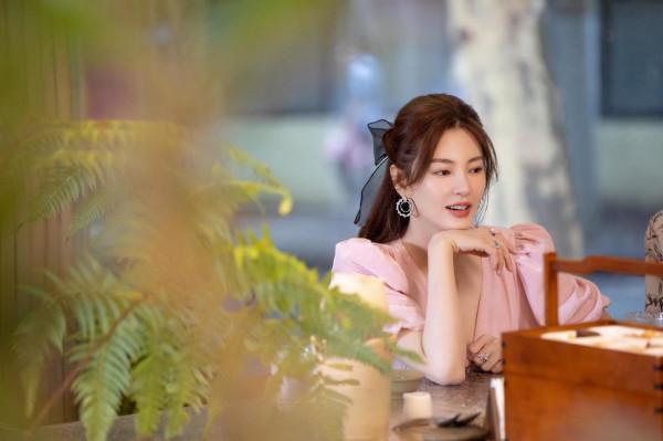 戀愛後的張雨綺也太粉嫩了！穿泡泡袖連衣裙，簡直就是人間水蜜桃