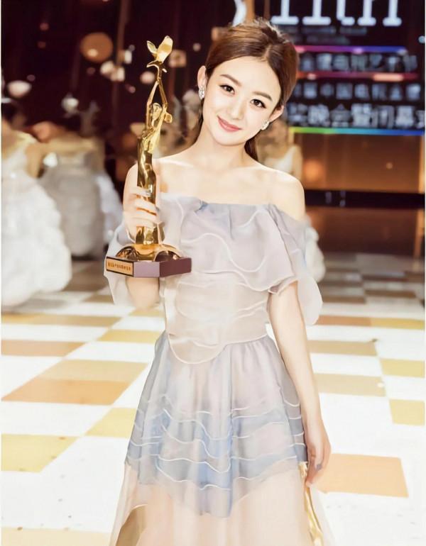 領獎臺上趙麗穎照片