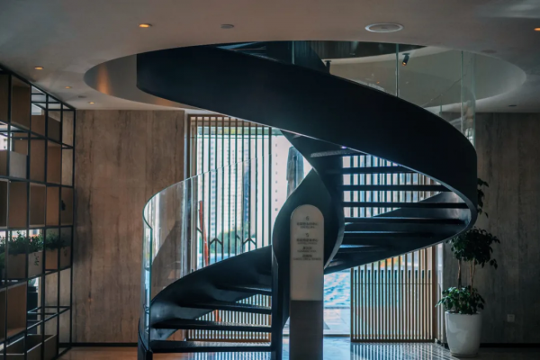 住進愛馬仕橙的房間，躺在高空看海景