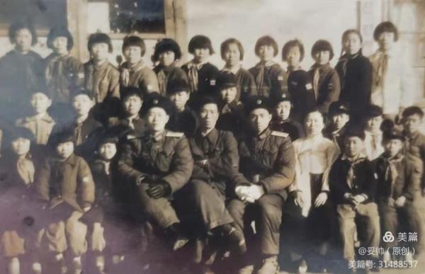 「抗美援朝」父親在坑道口與志願軍戰友們拍的合影