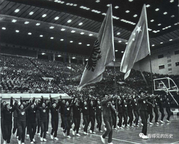 老照片 1970年阿爾巴尼亞籃球隊在中國 受到熱烈歡迎