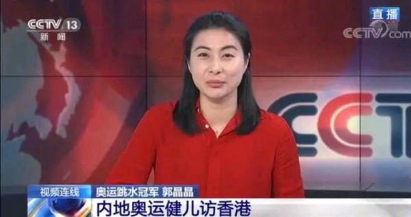 郭晶晶打扮起來不輸女明星!穿襯衫亮相央視太長臉,氣場真的不輸 郭晶晶打扮起來不輸女明星!穿襯衫亮相央視太長臉,氣場真的不輸