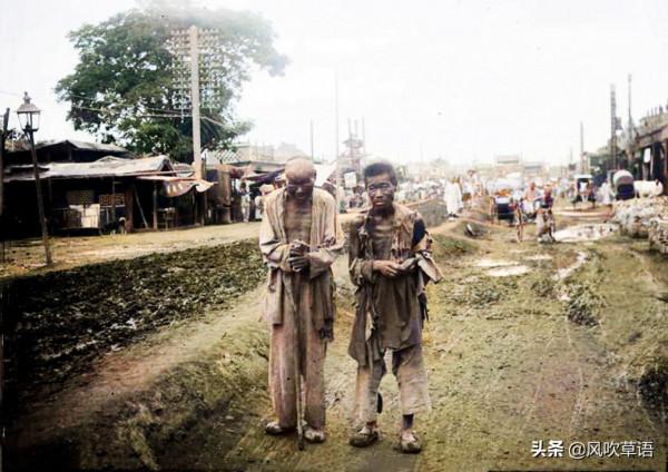 1902年的北京，街頭乞丐令人心痛，站在河邊的膀爺十分詭異