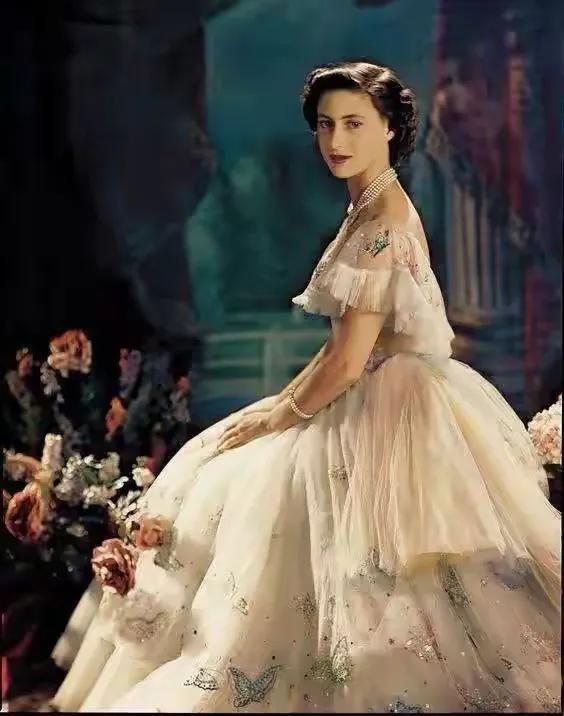 英國女王妹妹年輕時美過女王，要愛情難捨王冠，活成了一個笑話