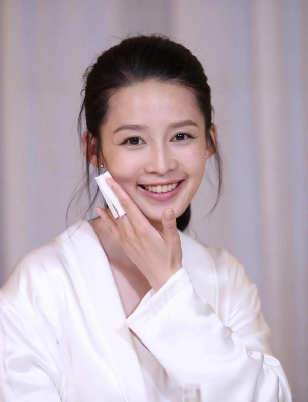 ";雞腿姑娘";李沁,素顏化妝照 ";雞腿姑娘";李沁,素顏化妝照