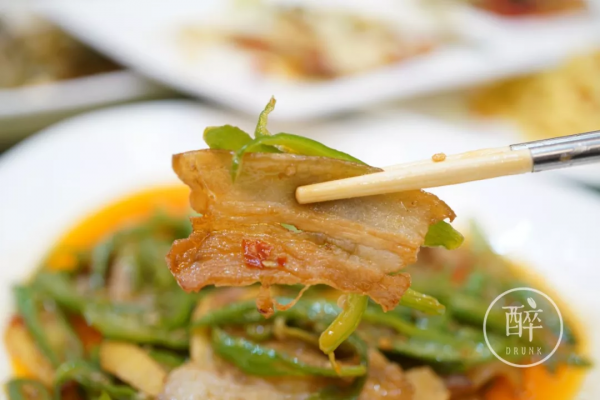 川菜最最基礎的回鍋肉，我找到一家館子炒得很好吃