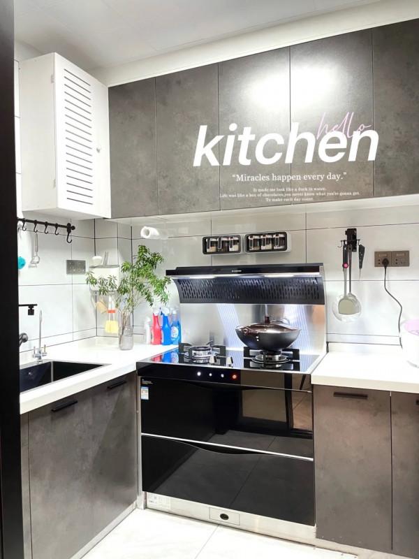 她家124平米，全屋貼牆布，簡約又大方，電視牆做櫃子，真明智