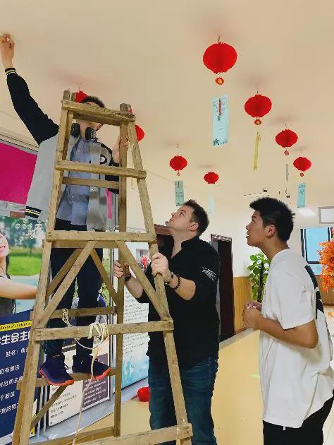 中英燈謎、九大遊戲、牛人獎券…成外中加師生DIY歡度中秋佳節