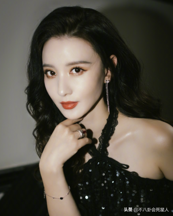 中年女星整容後遺症一堆！臉像鞋拔子，不敢做大表情，演戲沒法看