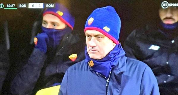 體壇聯播|穆里尼奧執教生涯首次丟6球,外媒曝李盈瑩或留洋 體壇聯播|穆里尼奧執教生涯首次丟6球,外媒曝李盈瑩或留洋