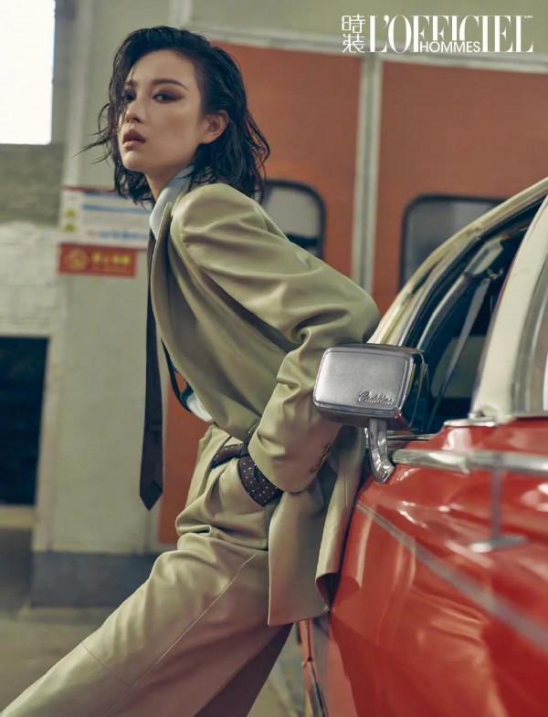 倪妮驚喜登封時裝男士100週年封面人物 煙燻妝造型別有一番韻味