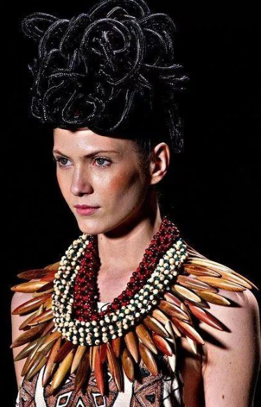 圖坦卡蒙黃金面具出土，專家指著面具說，這上面有埃及最早的項鍊