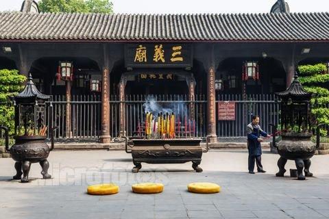 鄧鐵梅來了，快出來投降！敵人嚇破膽，義勇軍三義廟收編偽軍大隊