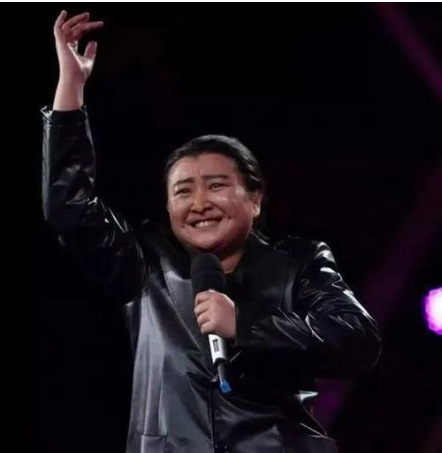 13年前，二人同上春晚，如今賈玲成了老闆，那麼白凱南哪去了？