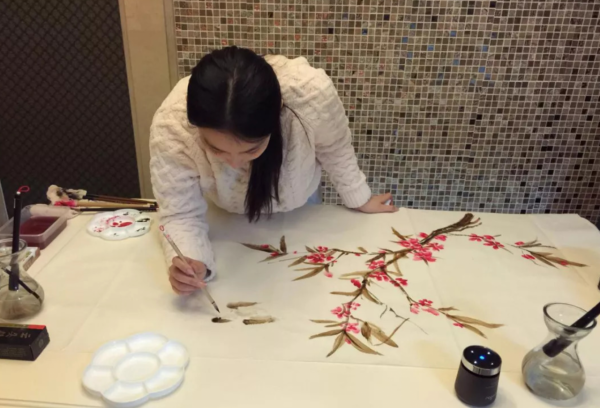 林允做手機殼被贊“藝術家”？娛樂圈真正的手藝人要忍不住了