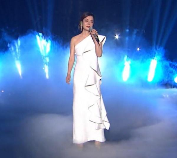 毛阿敏從容面對衰老,穿黑色長裙梳大背頭,皺紋明顯氣場仍強大 毛阿敏從容面對衰老,穿黑色長裙梳大背頭,皺紋明顯氣場仍強大