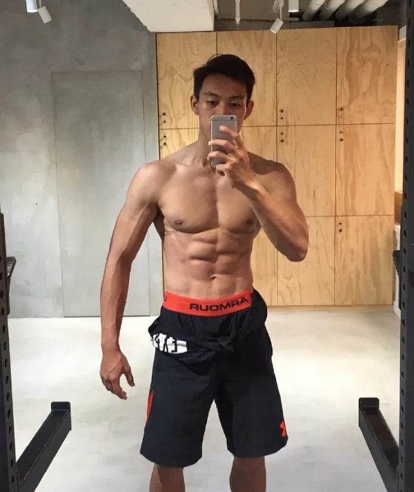 “肌肉奶爸”秀身材，大胸肌、麒麟臂，這樣的奶爸夠型男