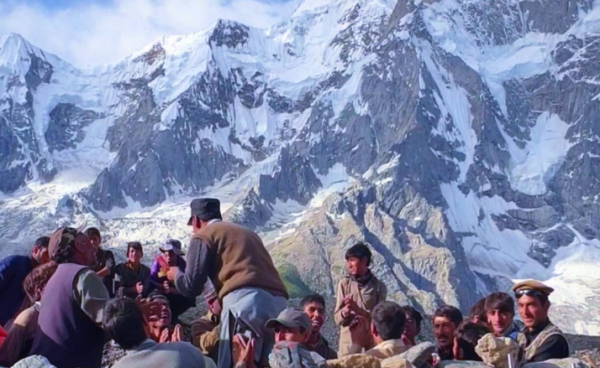 西姆沙爾“雪山人”：雪山上如履平地，6000米高原挖礦淘金難養家