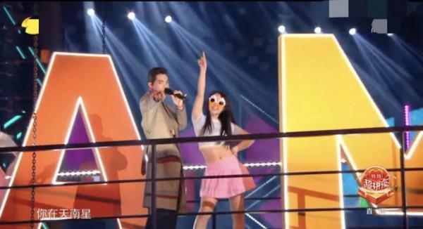 芒果臺雙11晚會:言承旭大驚喜,周筆暢像菠蘿精,龔琳娜賣力瞪眼 芒果臺雙11晚會:言承旭大驚喜,周筆暢像菠蘿精,龔琳娜賣力瞪眼