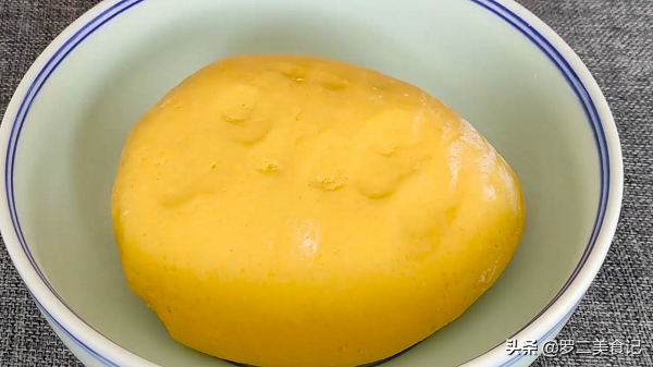 把玉米麵倒入滾燙的牛奶裡，瞬間變美食，第一次見這做法，太香了