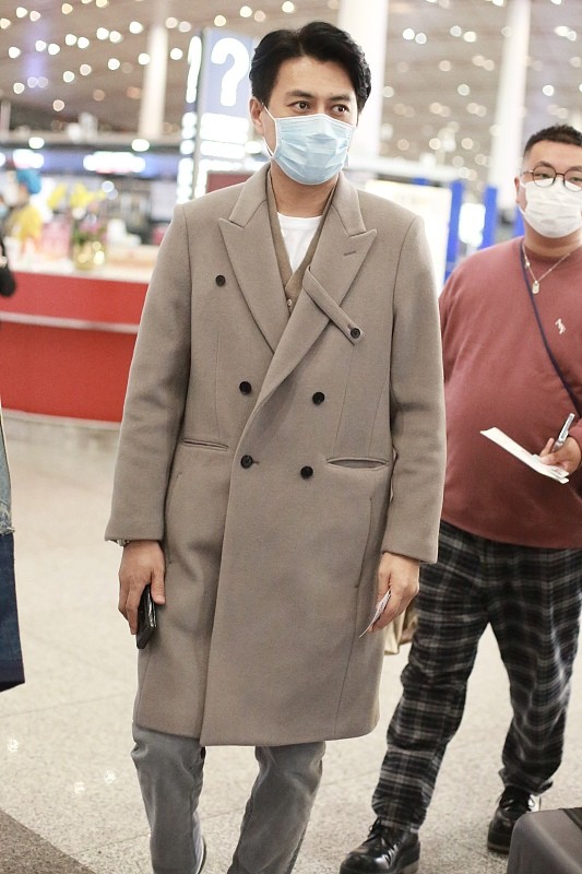 “老幹部”靳東身穿廓形大衣太有範，成熟穩重、乾淨帥氣，超讚