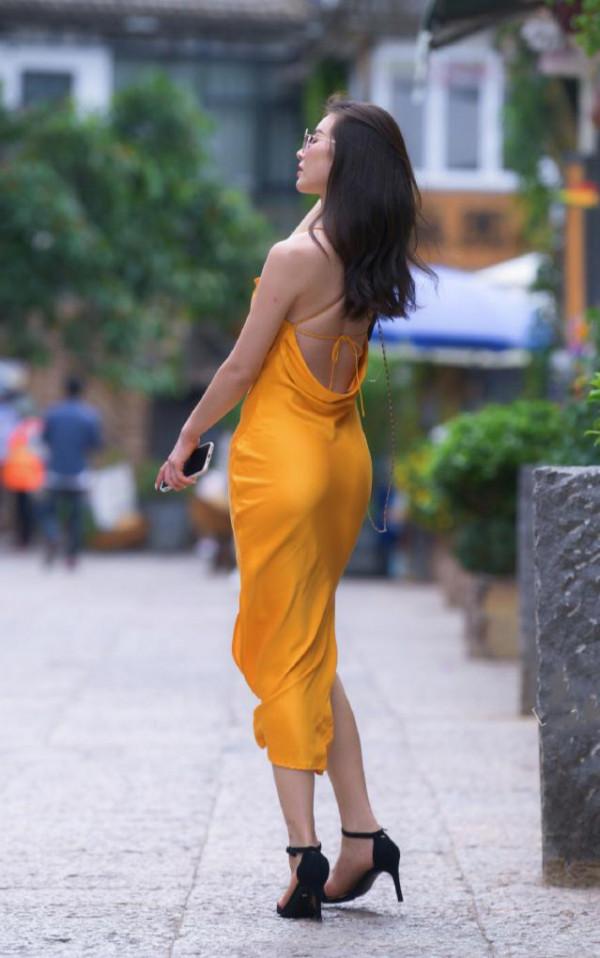 穿緊身裙就是不一樣！女人30歲了卻顯得氣質優雅，時尚得讓人羨慕