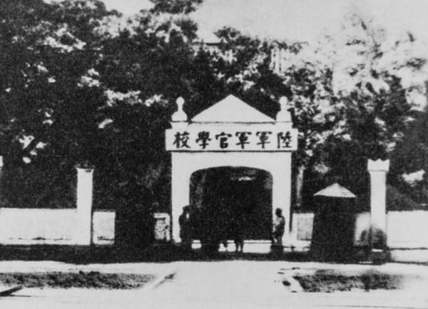 劉伯承說留活口，毛澤東要他帶上鐐銬，王近山抓的人究竟是誰？