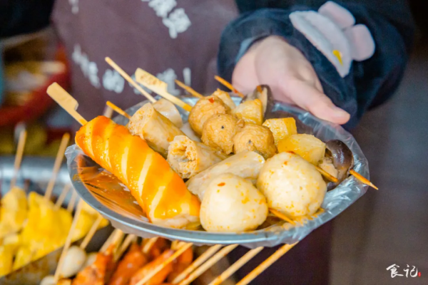 回憶殺！晨光小學對面不到10m²的麻辣燙，竟然開了24年