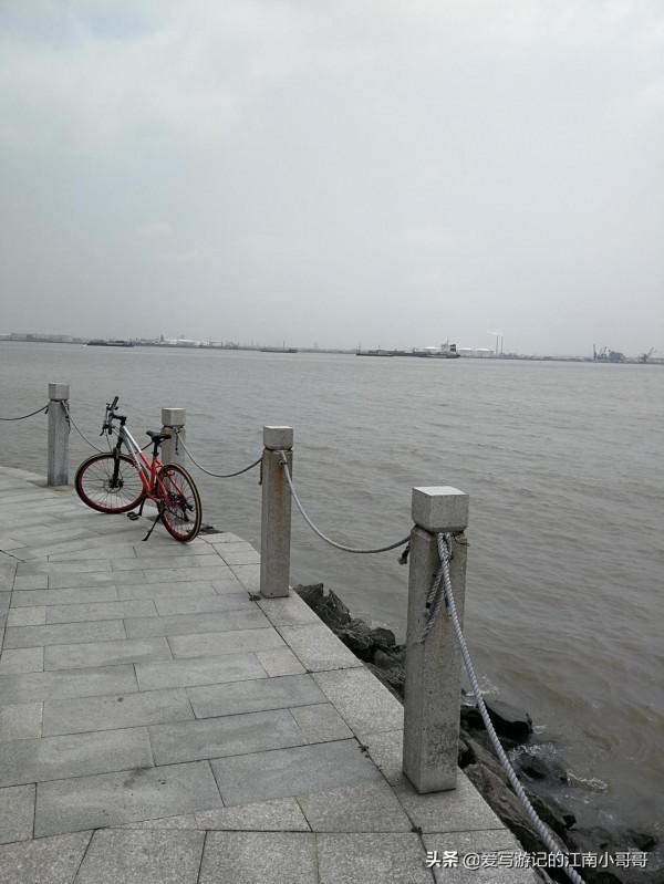 沿著岸邊的步道，貼近廣闊的自然水域，開始在海鷗島上的環島騎行