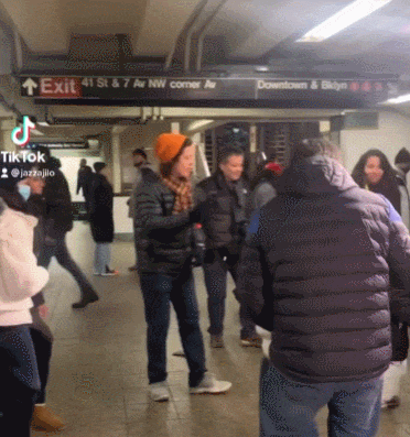 妹子表示紐約街頭很危險，卻被這樣一位街頭藝術家，瞬間治癒了