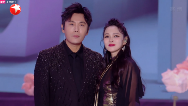 東方衛視跨年：54歲周慧敏狀態好，黃渤大跳迪斯科，沈騰搞笑出場